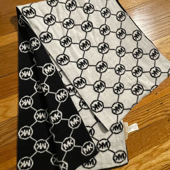 Michael Kors Reversible Scarf - Picture 3 of 6